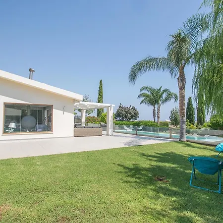 Rent Your Dream Holiday And Look Forward To Relaxing Beside Your Private Pool 1701