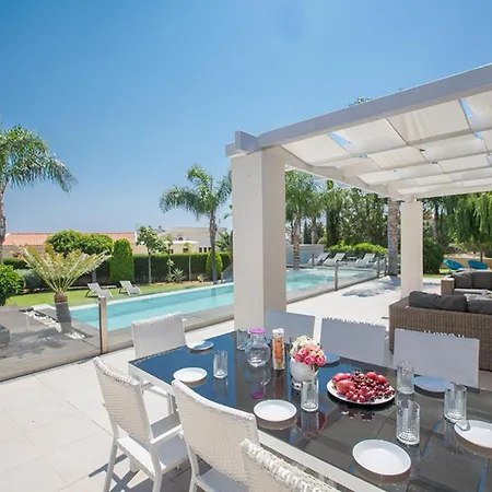 Rent Your Dream Holiday And Look Forward To Relaxing Beside Your Private Pool 1701