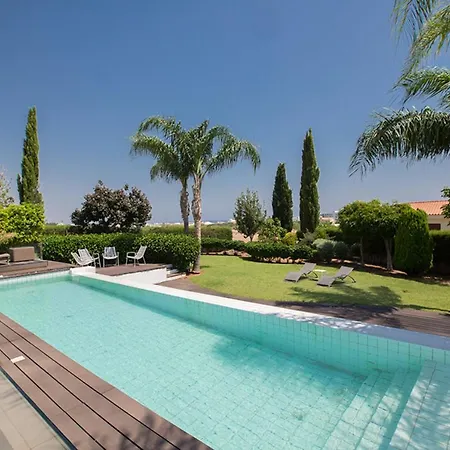 Rent Your Dream Holiday And Look Forward To Relaxing Beside Your Private Pool 1701 Willa
