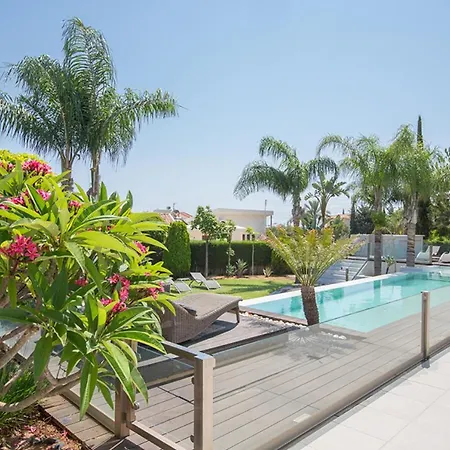 Rent Your Dream Holiday And Look Forward To Relaxing Beside Your Private Pool 1701 *